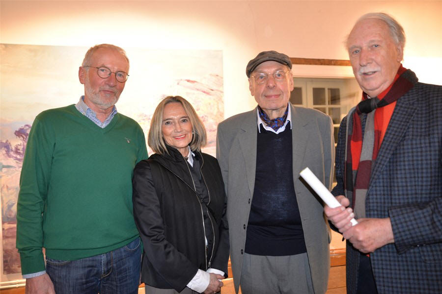Bernhard Kötter (r.) und Otto Nienhoff (l.) waren wie die vielen Besucher im Kunstspeicher begeistert von den Kunstwerken des Künstlerpaars Teresa Reyes-Lorca und Hans-Georg Dornhege.Dietlind Ellerich